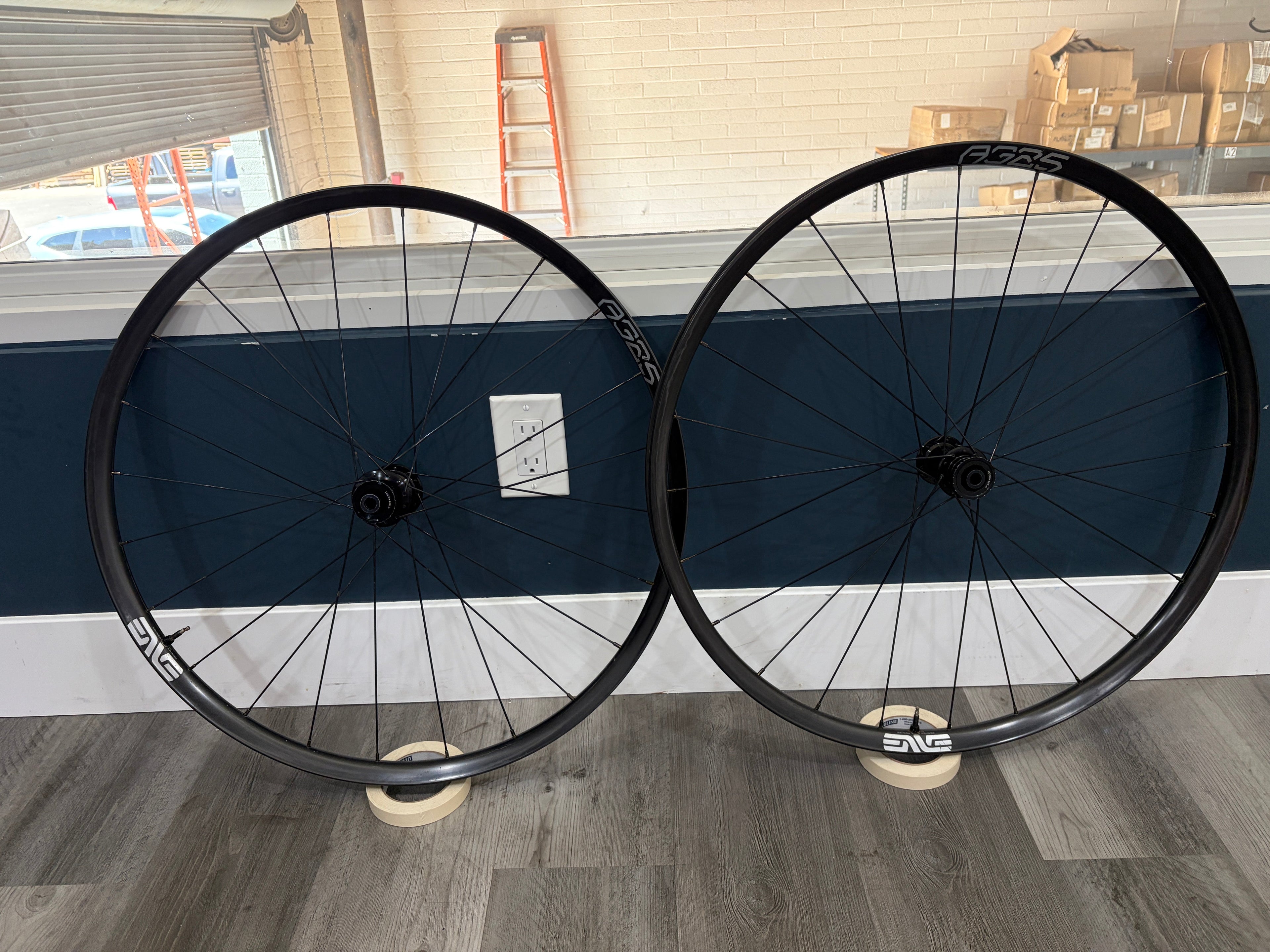 #SBCTEAM – ENVE AG25 Carbon Gravel Wheelset | 700c / XDR / Tubeless-Ready (Used – Good Condition)
