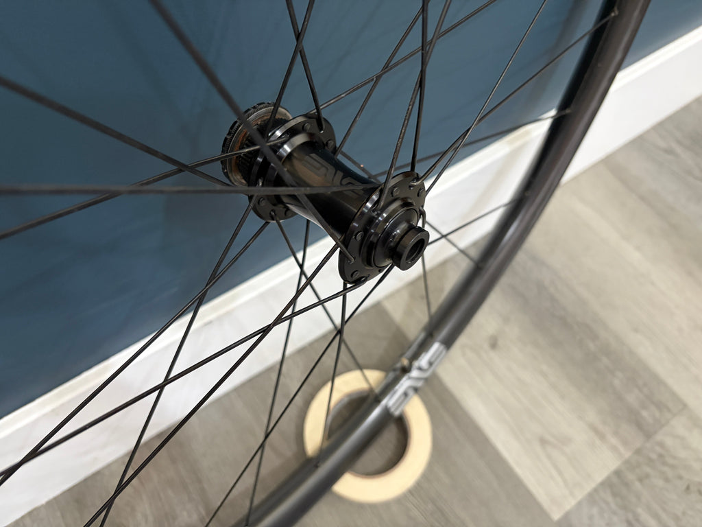 #SBCTEAM – ENVE AG25 Carbon Gravel Wheelset | 700c / XDR / Tubeless-Ready (Used – Good Condition)